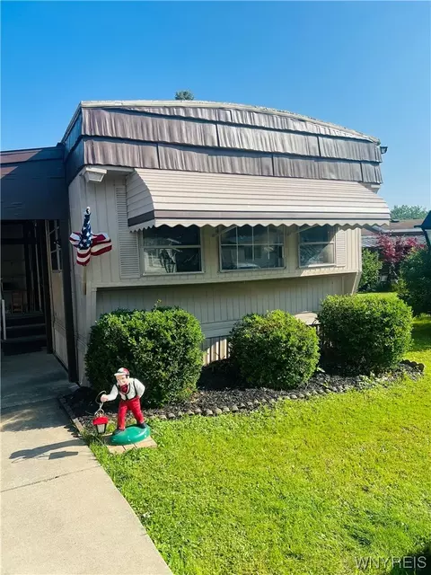 38 Carefree Ln, Cheektowaga, NY 14227