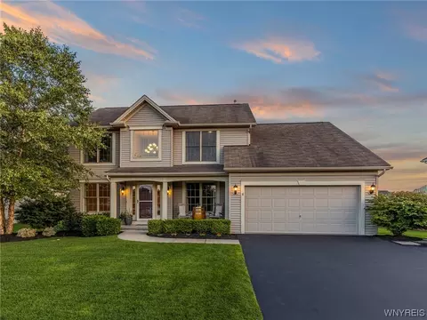 8 Sterling Pl, Lancaster, NY 14086