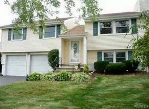270 Oakbrook Dr, West Seneca, NY 14224