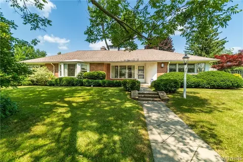 10 Cloister Ct, Amherst, NY 14226