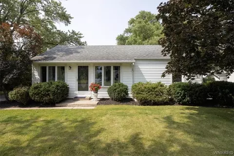 8040 Colonial Dr, Niagara, NY 14304