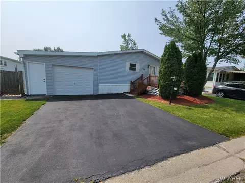 1006 Ridgewood Dr, Lockport, NY 14094
