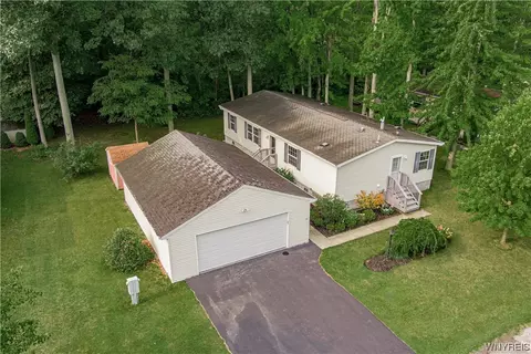 3256 Youngstown Lockport Apt 82 Rd, Wilson, NY 14172