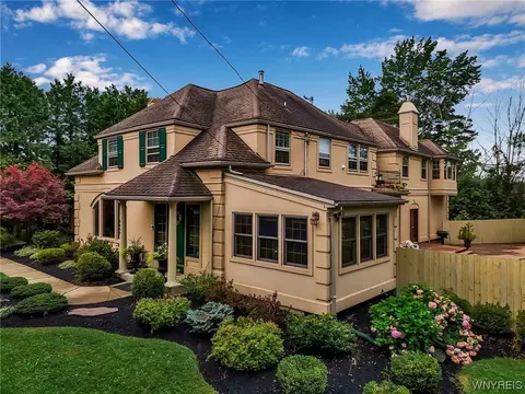 5642 Walden Dr, Lake View, NY 14085