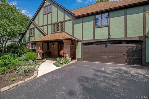 14 Foxhunt Ln, East Amherst, NY 14051