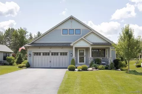 28 Creekstone Dr, Aurora, NY 14052