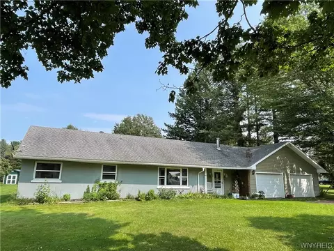 43 Grove St, Delevan, NY 14042