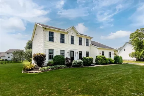 6872 Forestview Dr, Lockport, NY 14094