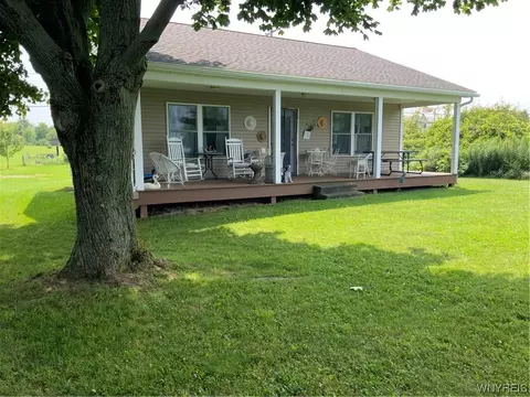 11593 Botsford Ln, Yates, NY 14098