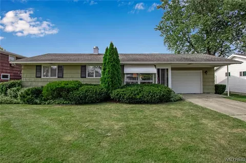74 Broadmoor Dr, Tonawanda, NY 14150