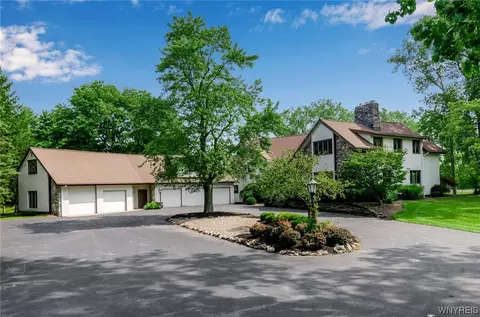 9290 Hunt Club Ln, Clarence, NY 14031