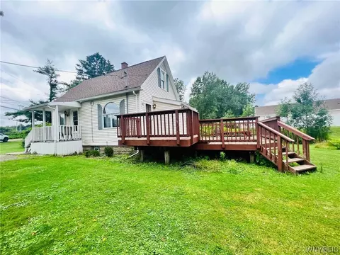 3736 Old Lakeview Rd, Hamburg, NY 14075