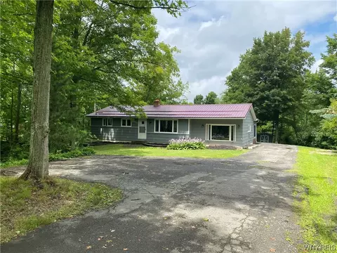 1422 Pontiac Rd, Evans, NY 14006