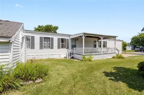 353 Applewood Dr, Lockport, NY 14094