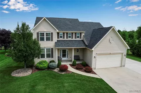 105 Sturbridge Ln, Grand Island, NY 14072