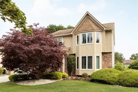 221 Rambling Rd, East Amherst, NY 14051