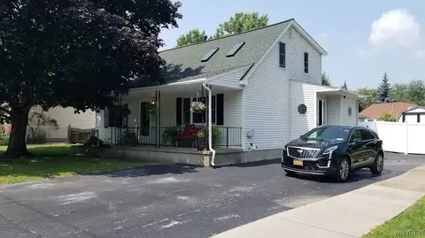 10328 Cayuga Dr, Niagara Falls, NY 14304