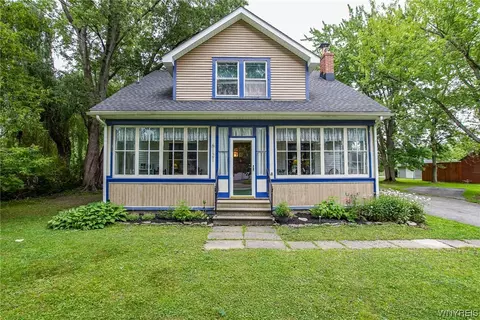 6121 Mckinley Pkwy, Hamburg, NY 14075