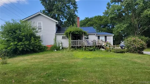 9883 S Lake Rd, Pavilion, NY 14525