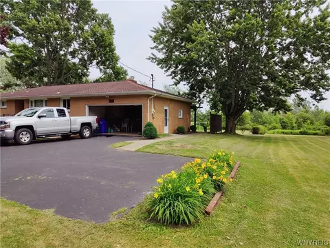 4278 Beach Ridge Rd, Pendleton, NY 14120