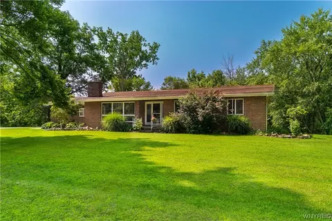 8285 Stahley Rd, East Amherst, NY 14051