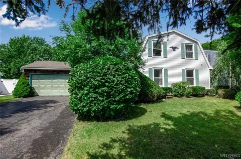 104 Lindhurst Dr, Lockport, NY 14094