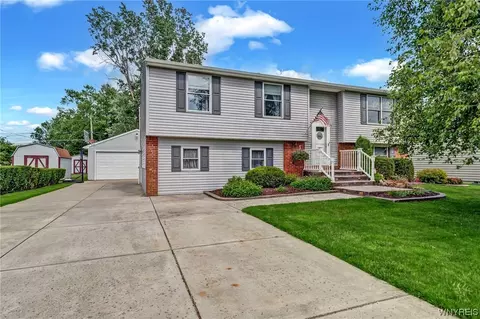 33 Crystal Ln, West Seneca, NY 14224