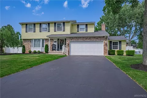 29 Mcintosh Dr, Lockport City, NY 14094