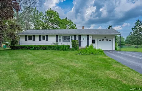 6425 Sherman Dr, Lockport, NY 14094