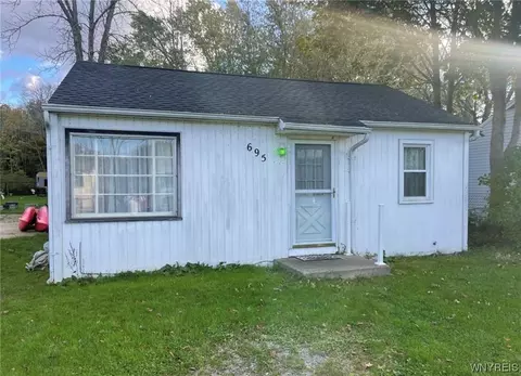 695 Beach Rd, Evans, NY 14006