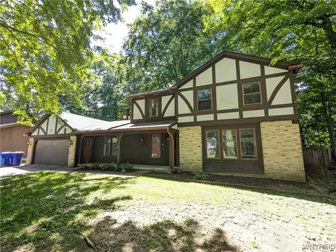 35 Heritage Woods Ct, Greece, NY 14615