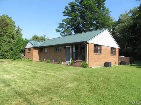 5438 W Lake Rd, Burt, NY 14028