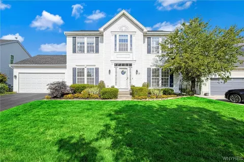 18 Thornbury Dr, East Amherst, NY 14051