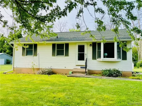8533 East Ave, Royalton, NY 14067