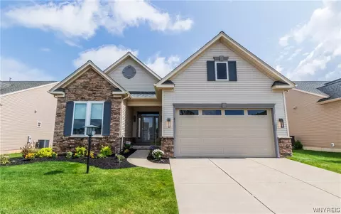61 Greenside Dr, Grand Island, NY 14072
