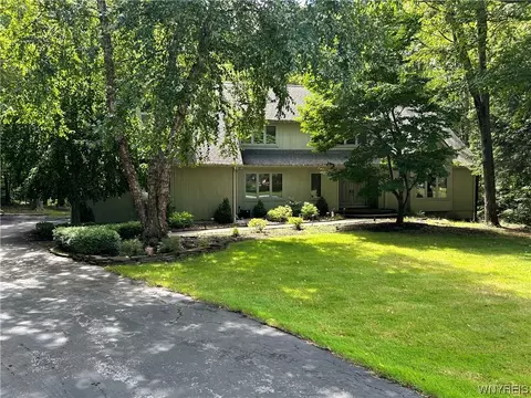 15 Middlebury Rd, Orchard Park, NY 14127