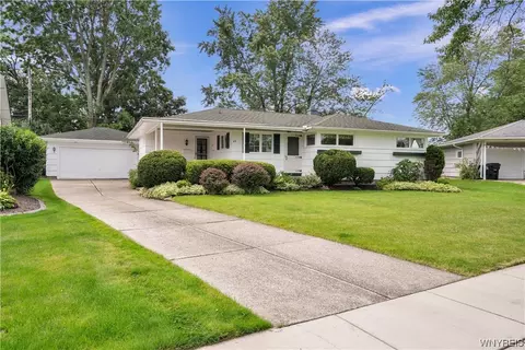 88 Kingsbury Ln, Tonawanda, NY 14150