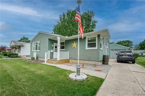6 Eisenhower Dr, Lockport, NY 14094