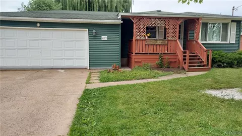 4189 Robin Ln, Hamburg, NY 14075