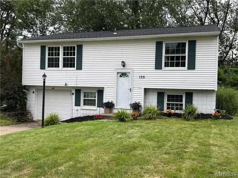135 Hollybrook Dr, Amherst, NY 14221