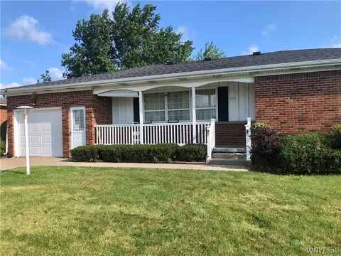 122 N Creek Dr, Cheektowaga, NY 14225