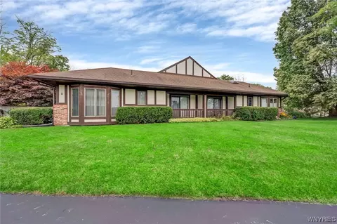 11 Gothic Ln, Lockport, NY 14094
