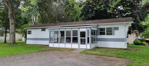 15 Lakewood Vlg, Shelby, NY 14103