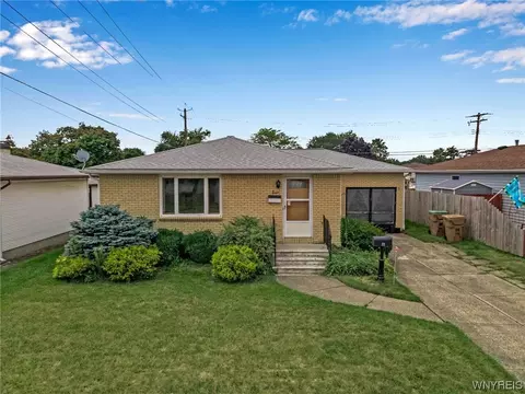8 Birchwood Dr, Cheektowaga, NY 14227