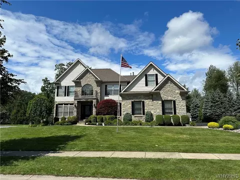 185 Via Foresta Ln, Amherst, NY 14221