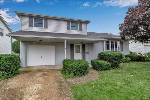 29 Briarwood Dr, Lancaster, NY 14086