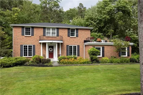 12 Knob Hill Rd, Orchard Park, NY 14127