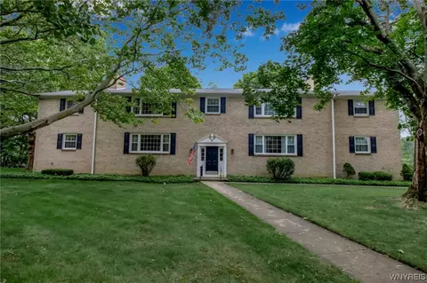 5 Woodbrook Dr #4, Aurora, NY 14052