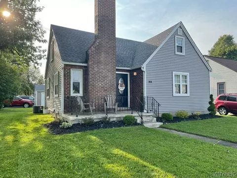 121 Irwinwood Rd, Lancaster, NY 14086