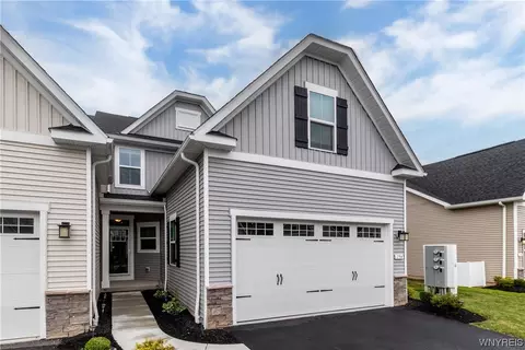 194 Sandstone Cir, Grand Island, NY 14072